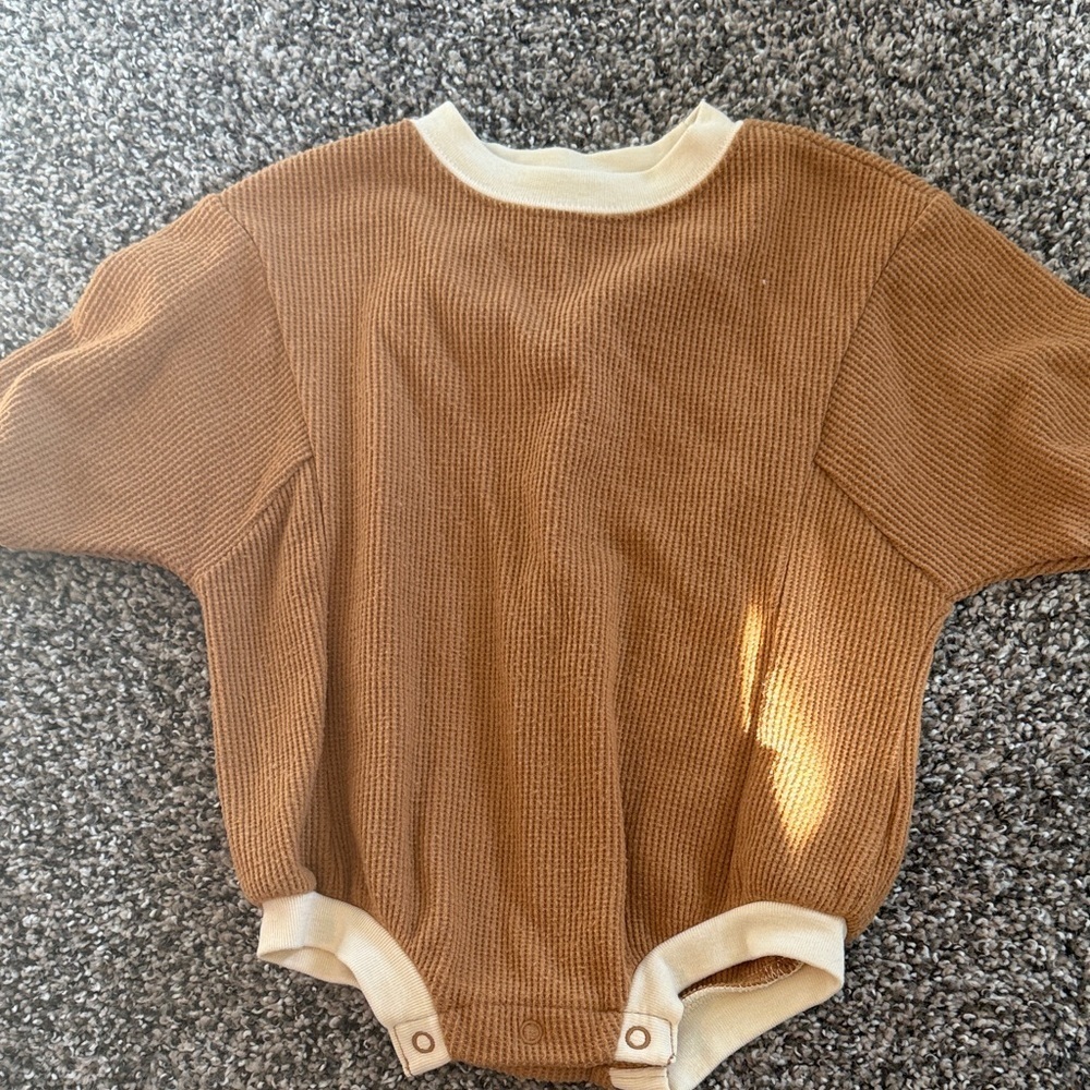 Cat & Jack Tan Baby Romper with Cream Collar Size 3-6 Months